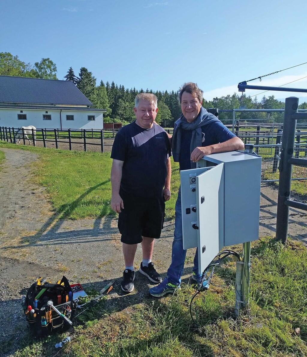 Ricky Andersson och Nicolas Dimitri poserar glatt med manöverskåpet som styr skrittmaskinen.